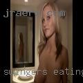Swingers eating pussy